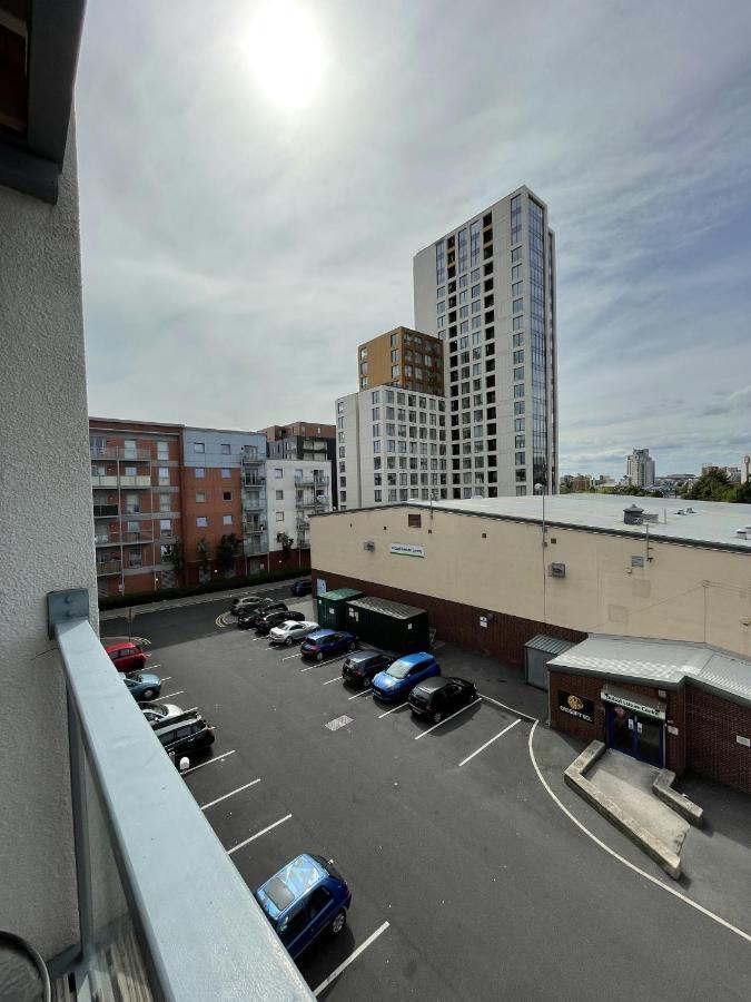 Modern 2-Bed Apartment In The Heart Of Salford Quays Luaran gambar